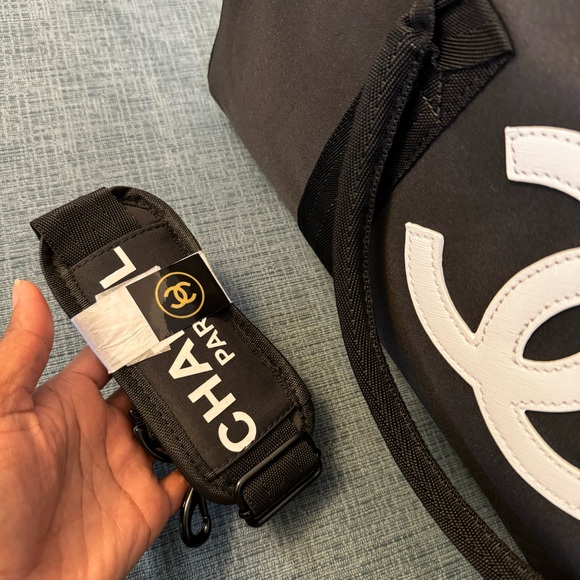 CHANEL Duffle - Picture 6 of 9